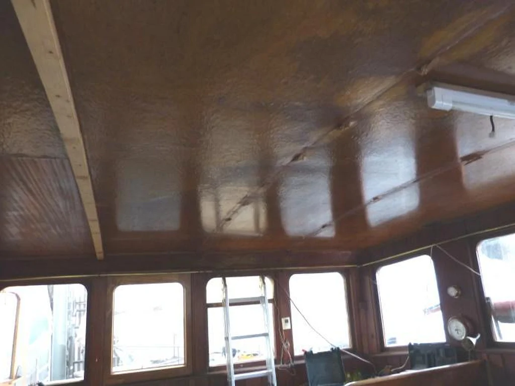 Nach Lösen der Schrauben konnte das Mahagoni Profil abgenommen werden. Die Holzplatte blieb an der Decke. Nach Lösen der Schrauben konnte das Mahagoni Profil abgenommen werden. Die Holzplatte blieb an der Decke.