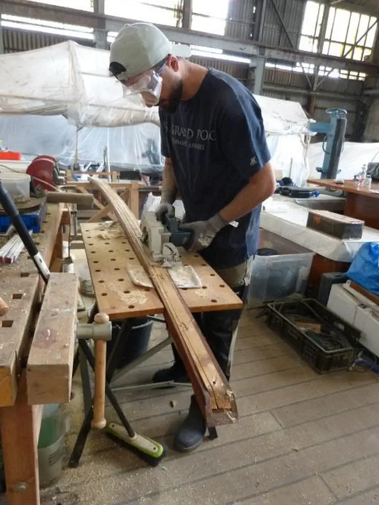 Durchsägen der Holzplatte im Mahagoni Profil Durchsägen der Holzplatte im Mahagoni Profil