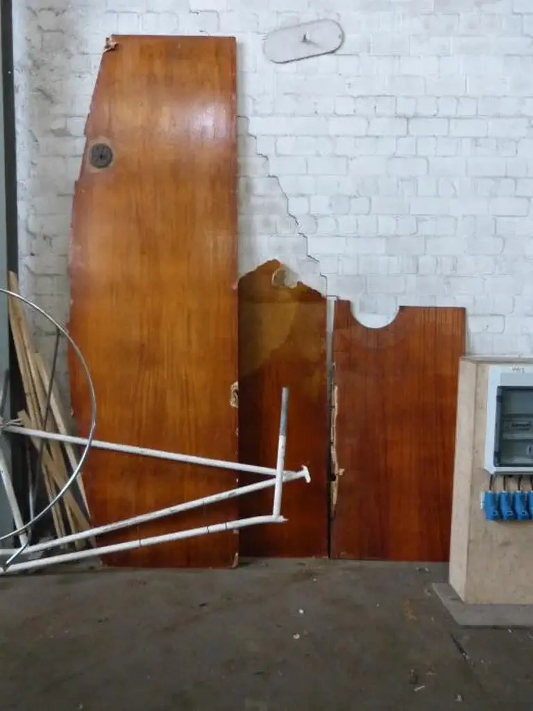 Seitlich gelagerte Deckplatten als Muster für neue Platten Seitlich gelagerte Deckplatten als Muster für neue Platten